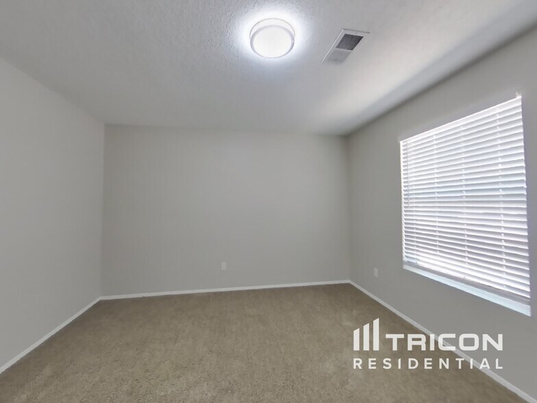 Building Photo - 4420 Denise Dr NE