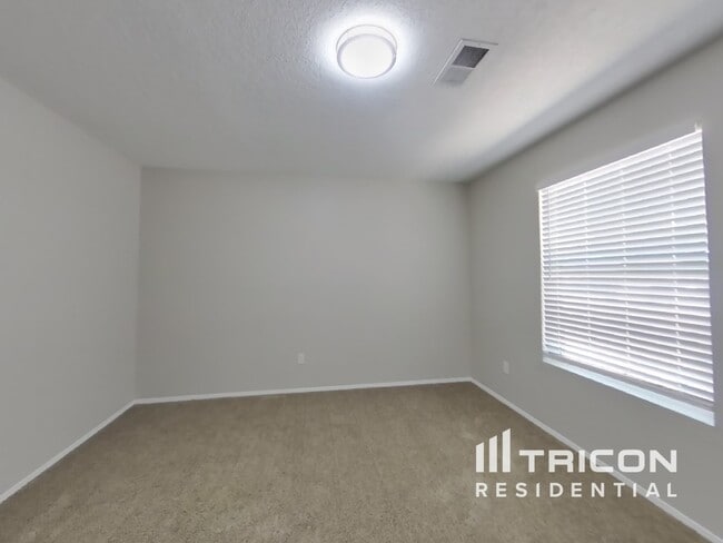 Building Photo - 4420 Denise Dr NE
