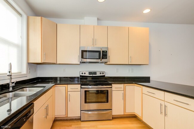 Building Photo - 4 br, 3.5 bath House - 866 Estes St