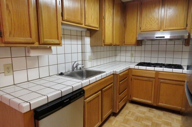 Building Photo - Condo with 2 baths, Parking and Private Pa...