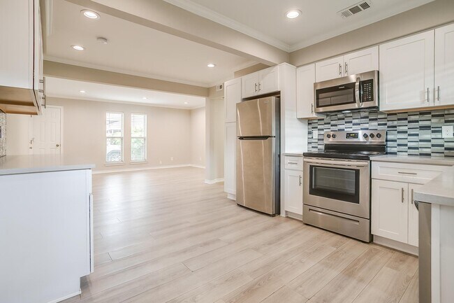 Building Photo - 5076 Matilda St