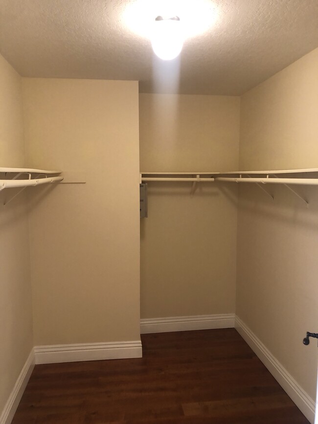 Master Walk-In Closet - 14572 Dickens St