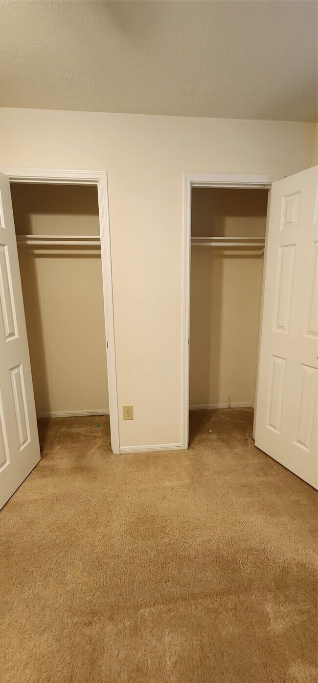 Building Photo - 16807 Sussex Dr