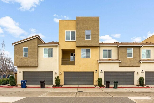 Building Photo - Spacious 3-Story Home in Rancho Cordova