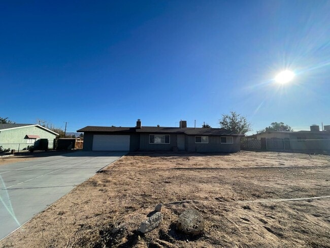 Building Photo - Apple Valley Home 4 Bedrooms, 2 Bathrooms,...