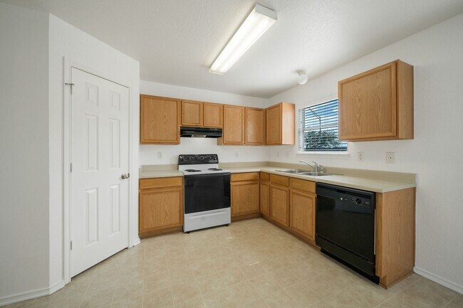 Building Photo - 3 bedroom 2.5 bathroom located in Sagewood Subdivision