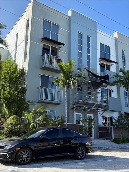 Primary Photo - 3455 NE 5th Ave