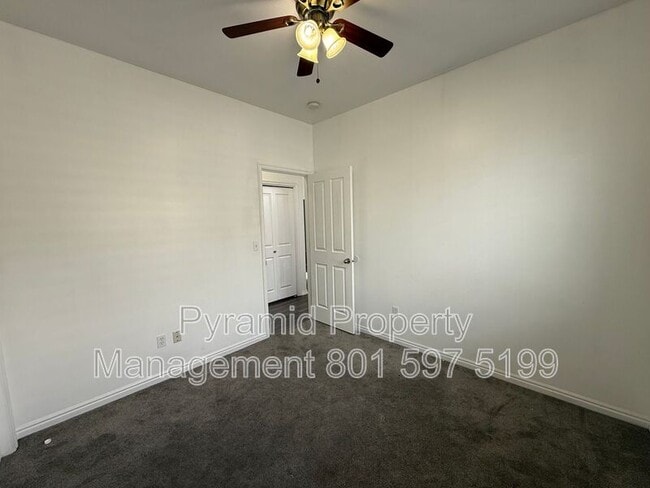 Building Photo - 732 Skipton Dr W