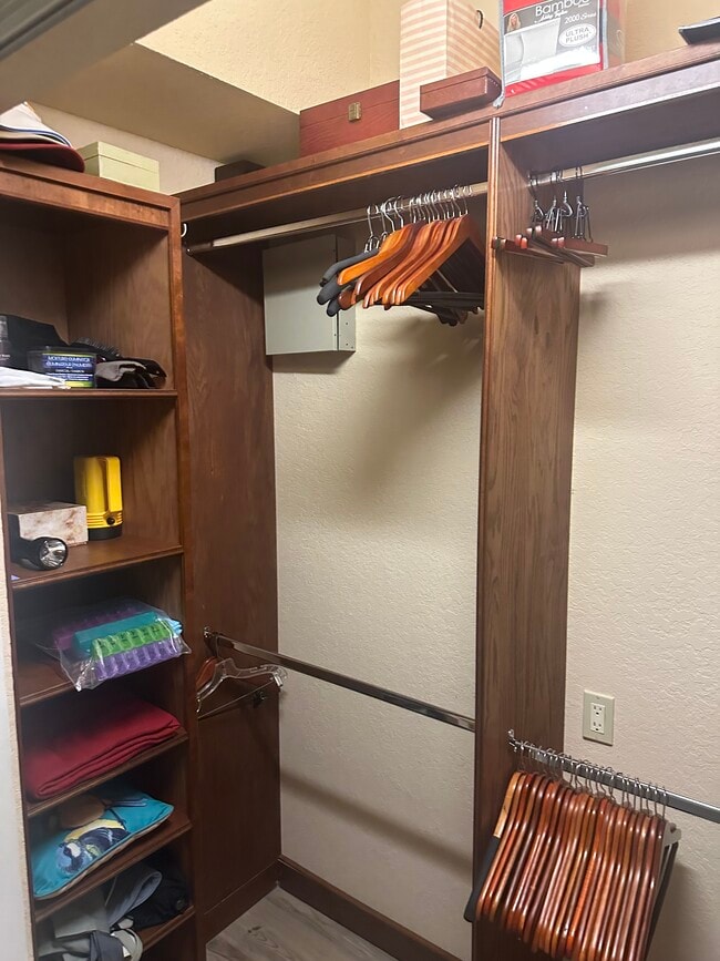 Building Photo - 566 Planters Manor Way