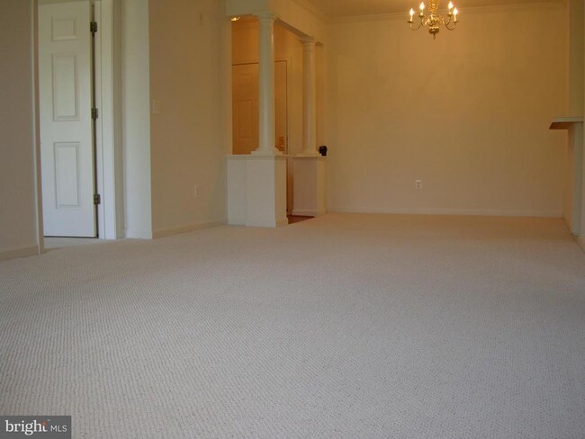 Building Photo - 7000 Falls Reach Dr