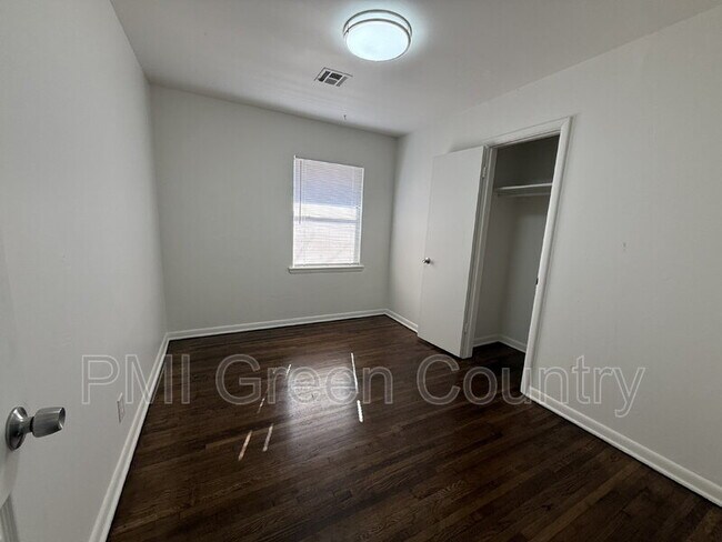 Building Photo - 337 W 47th St N