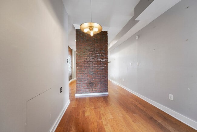 Building Photo - 1 Month Free Rent for a Lease Start by 12/...