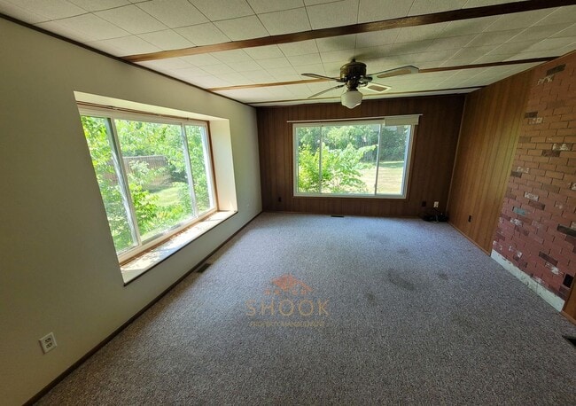 Building Photo - AVAILABLE JUNE 2026 - 2 BR + DEN WITH LARGE YARD