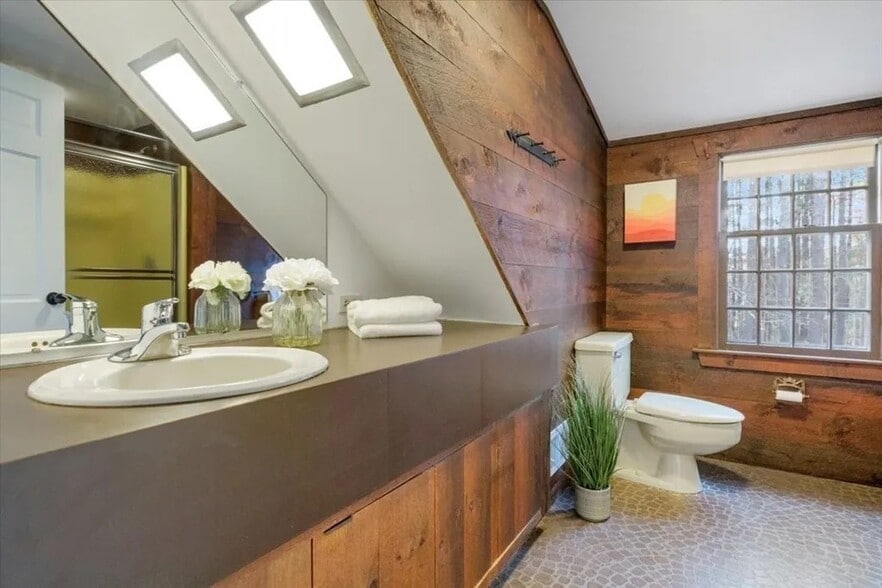 Building Photo - 16 King Philip Trl