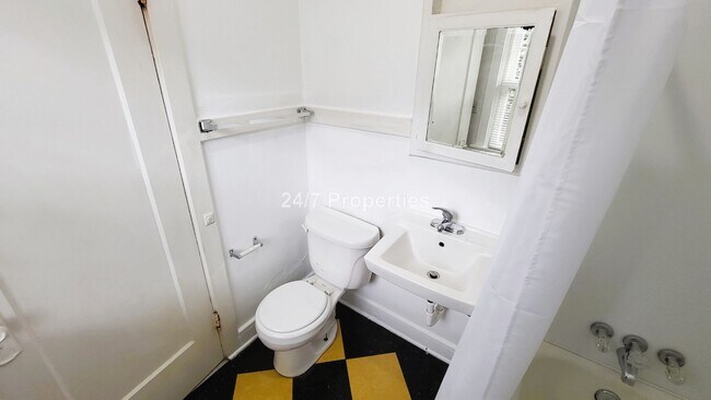 Building Photo - Vintage 1 BD | 1 BA Apartment in the Heart of Hawthorne/Belmont