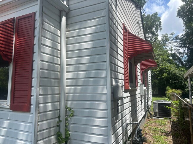 Building Photo - 5 Hall St