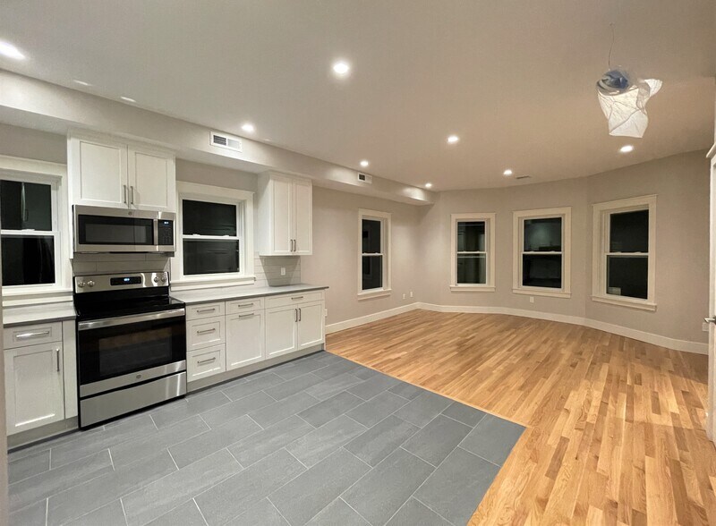 Building Photo - 70 Spring St