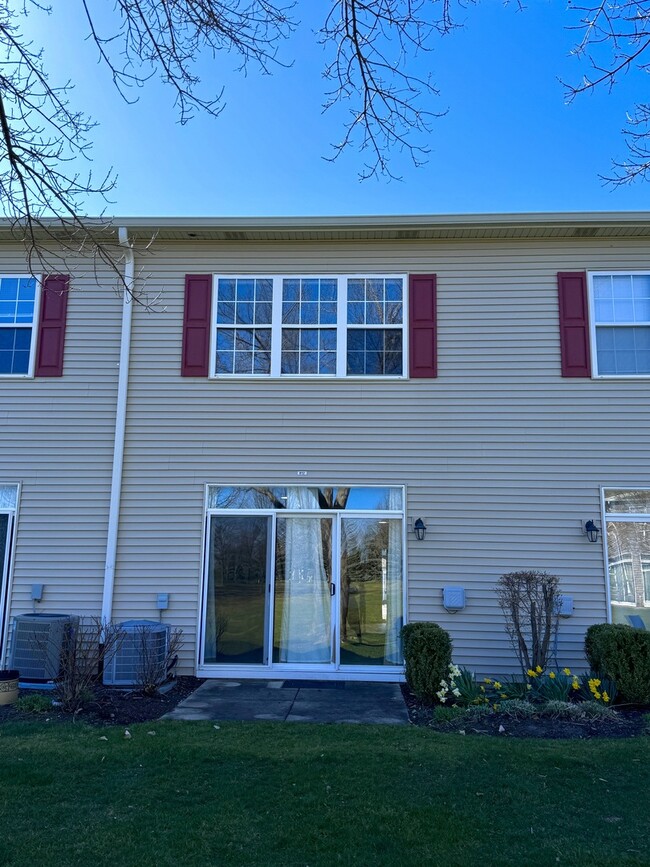 Building Photo - 812 Genesee Dr