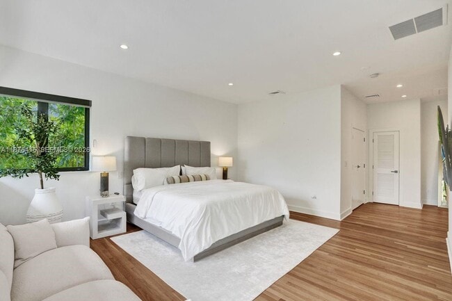 Building Photo - 5735 N Bay Rd