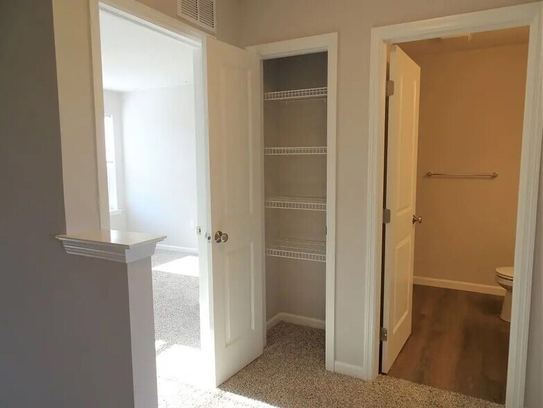 Building Photo - 10 Cobblestone Ct