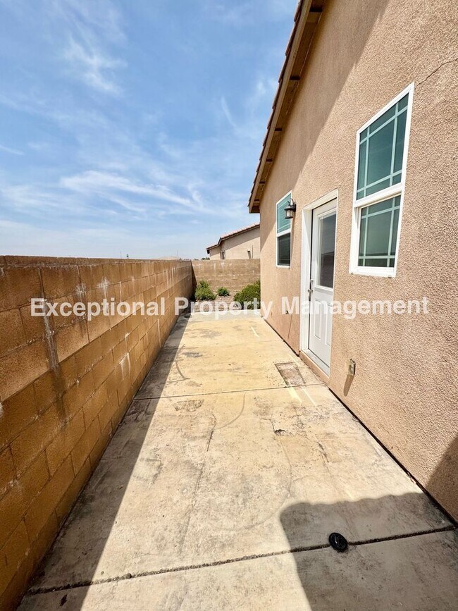 Building Photo - 16265 Plum St