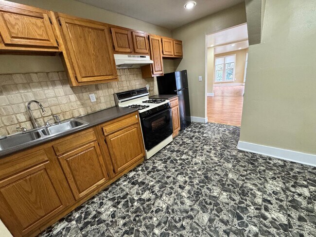 Building Photo - 1565 Jermain Dr