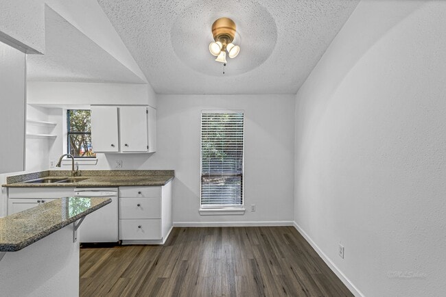 Building Photo - 32 E Rivercrest Dr