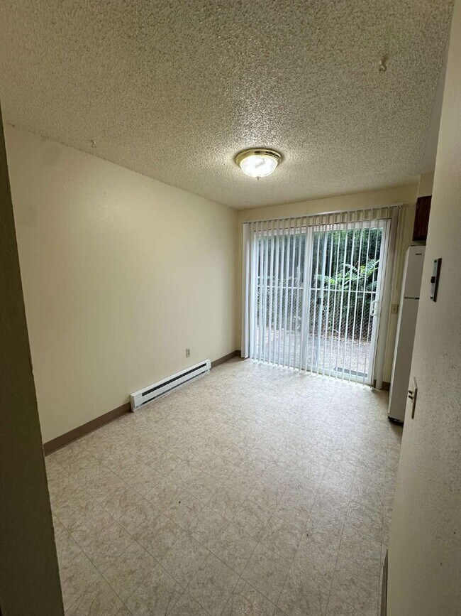 Building Photo - Milwaukie Triplex - 2 Bedroom