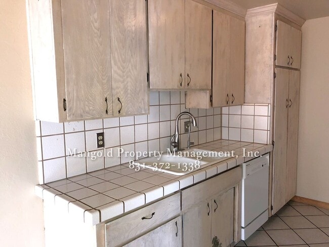 Building Photo - Charming 2-Bed 1-Bath Home with Vaulted Ce...