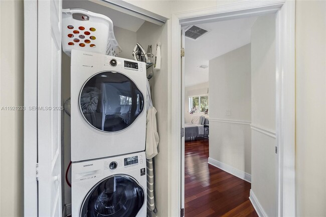 Building Photo - 10670 SW 77th Ave