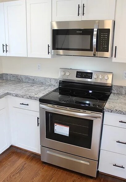 Building Photo - 7966 Kenmore Dr