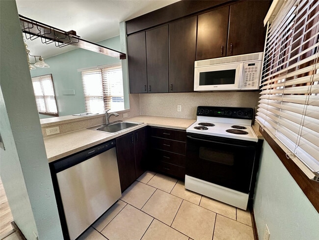 Building Photo - 11 SW 11th Ave