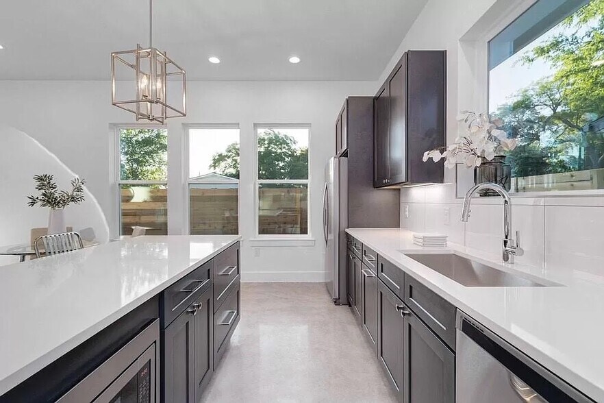 Building Photo - 5008 Lott Ave