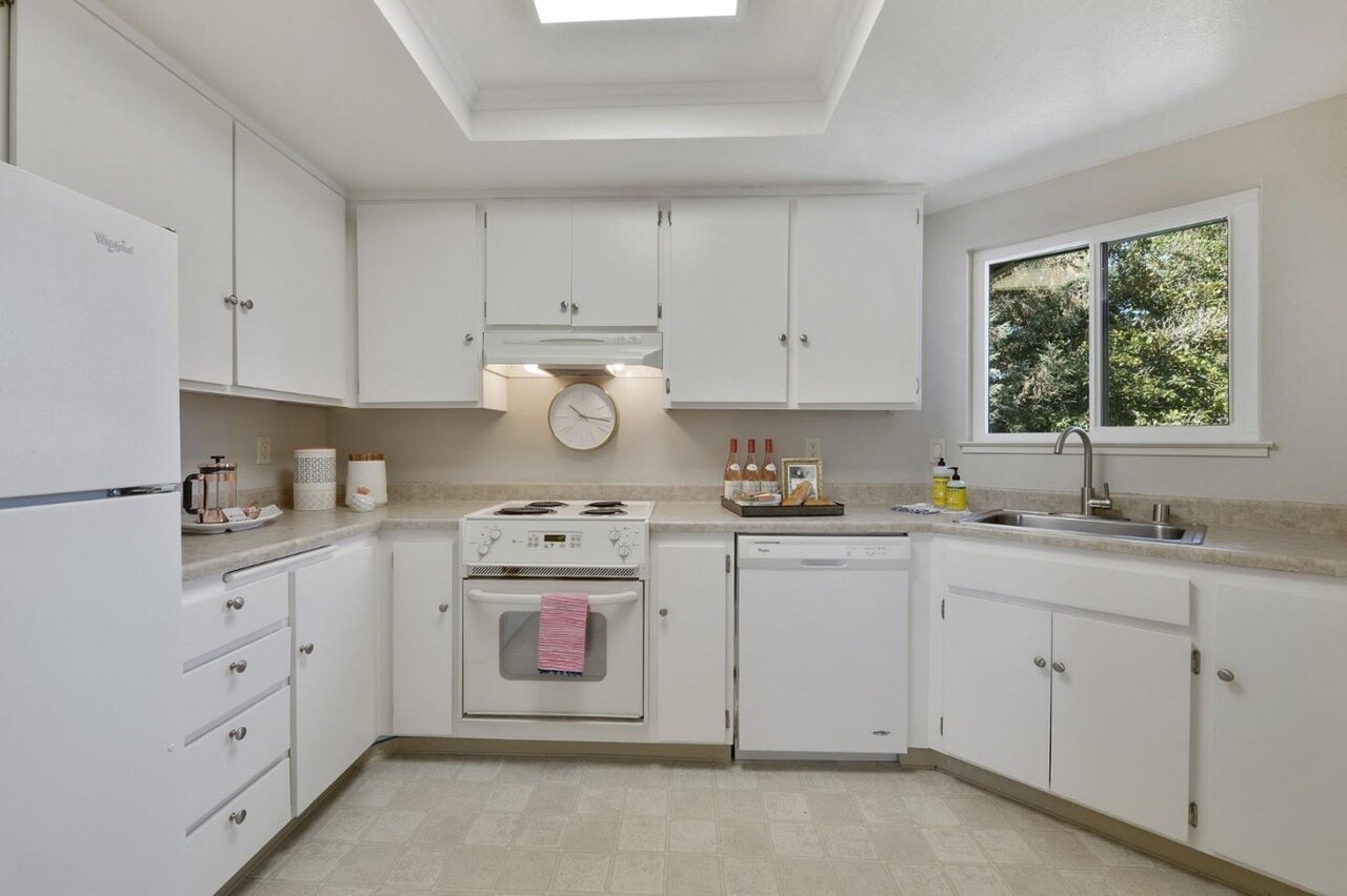Kitchen - 1001 E Evelyn Ter