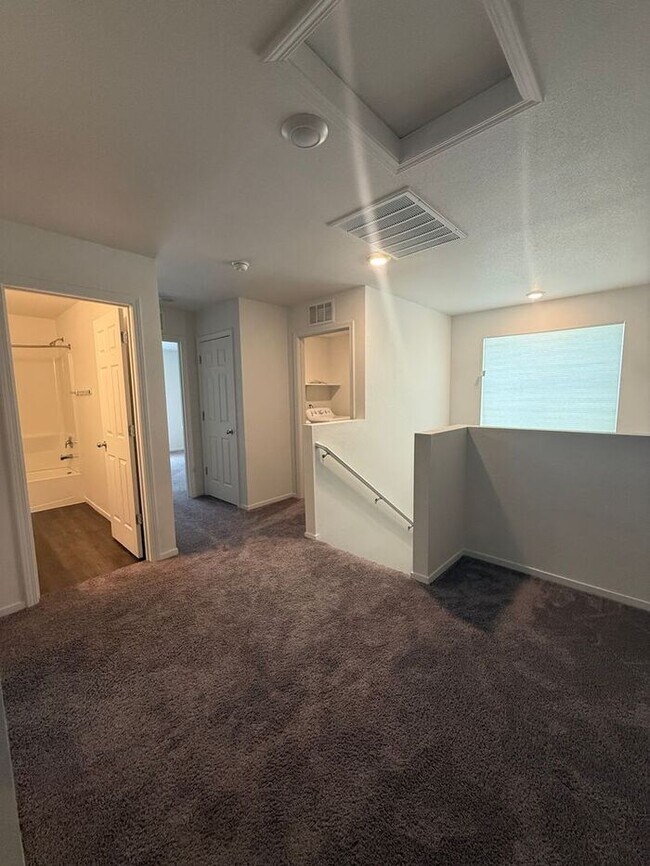 Building Photo - 3-Bed, 2.5-Bath Townhome in North Reno