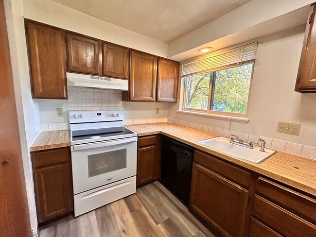 Building Photo - Spacious 2 Bed, 1 Bath on South Hill!