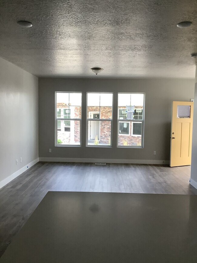Building Photo - Townhome in Prime Spanish Fork Location