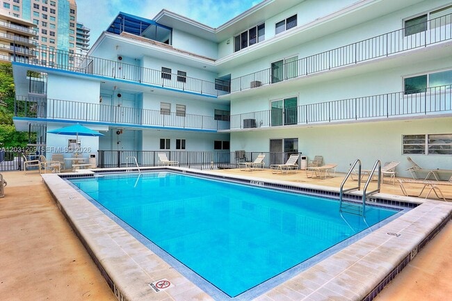 Building Photo - 2539 Bayshore Dr