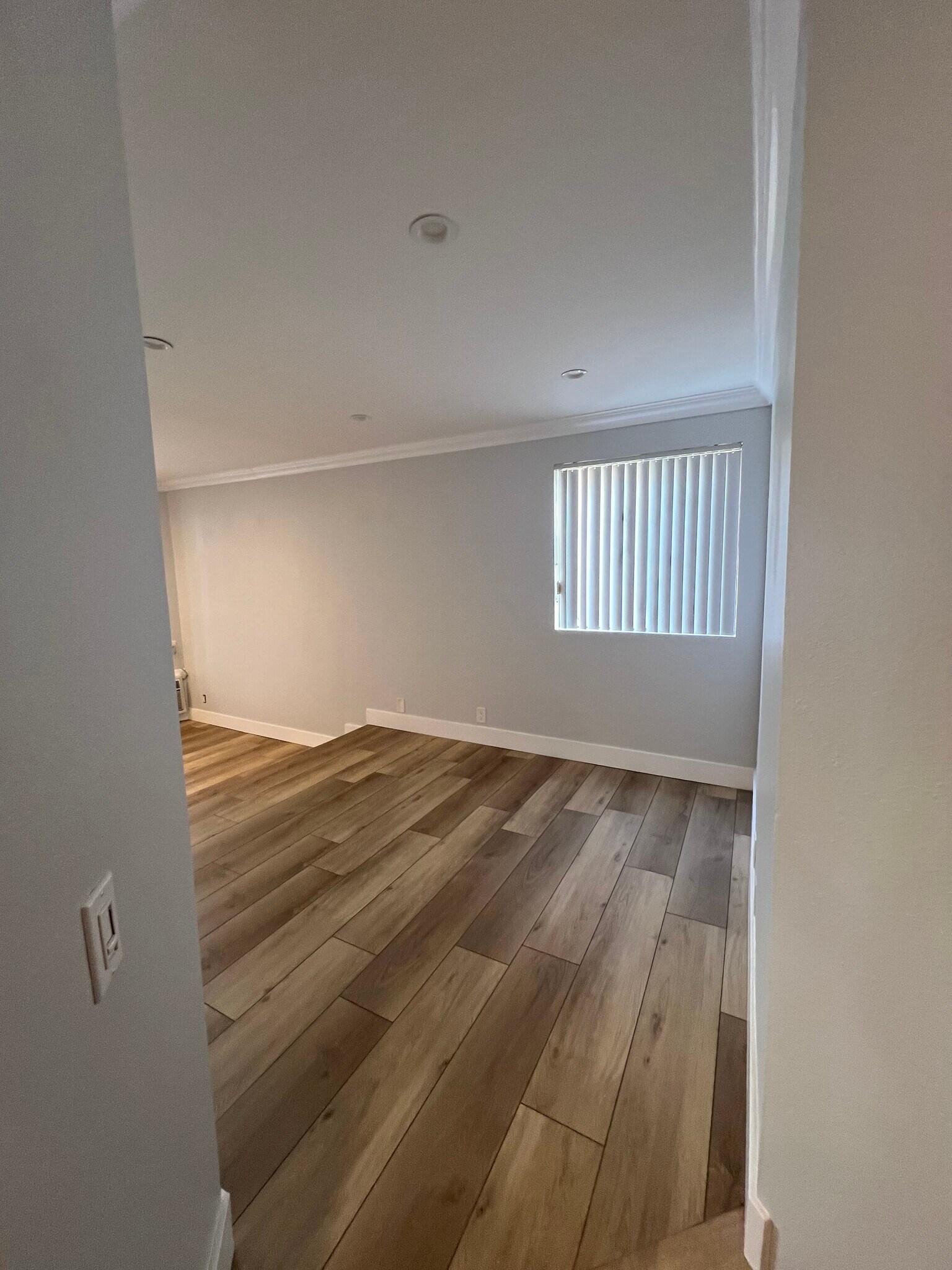 Building Photo - 2107 N Beachwood Dr