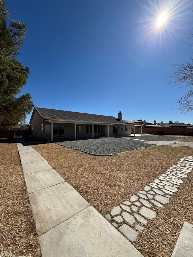 Building Photo - Apple Valley - Beautiful 4 Bedroom / 2 Bat...