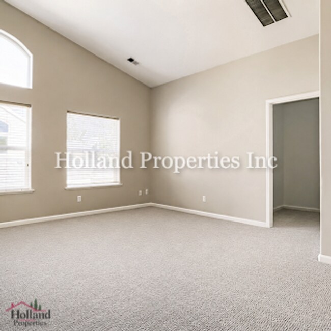Building Photo - 4914 NW Huserik Dr