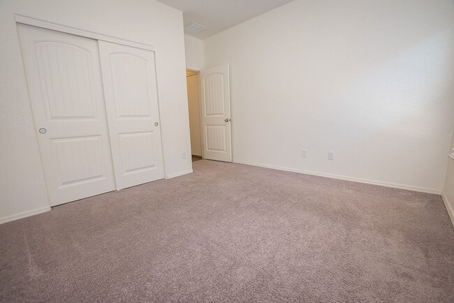Building Photo - Great Open Floor Plan 3 Bedroom, 2 Bath, Central A/C in Holiday Subdivision!