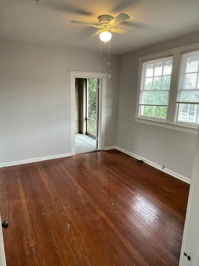 Building Photo - 1BD/1BA on Broadway St. Shared Laundry on ...