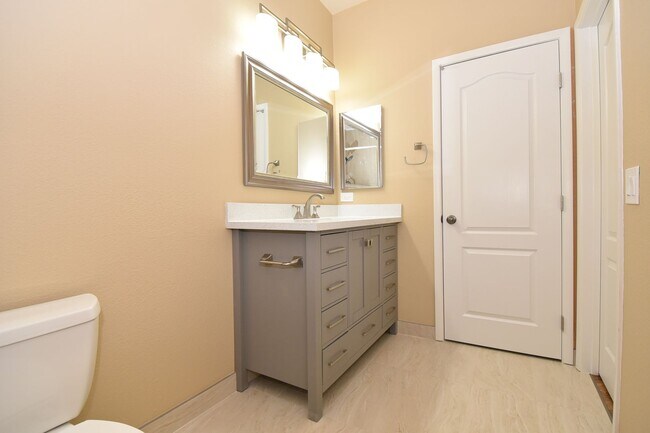 Building Photo - Discover Your Dream Home in This Stylishly...