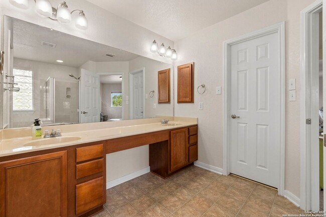 Building Photo - Charming Home Awaits: Spacious & Modern Li...