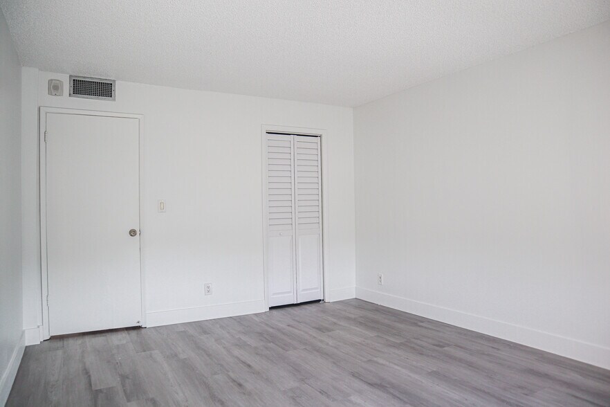 Building Photo - 8005 Lake Dr