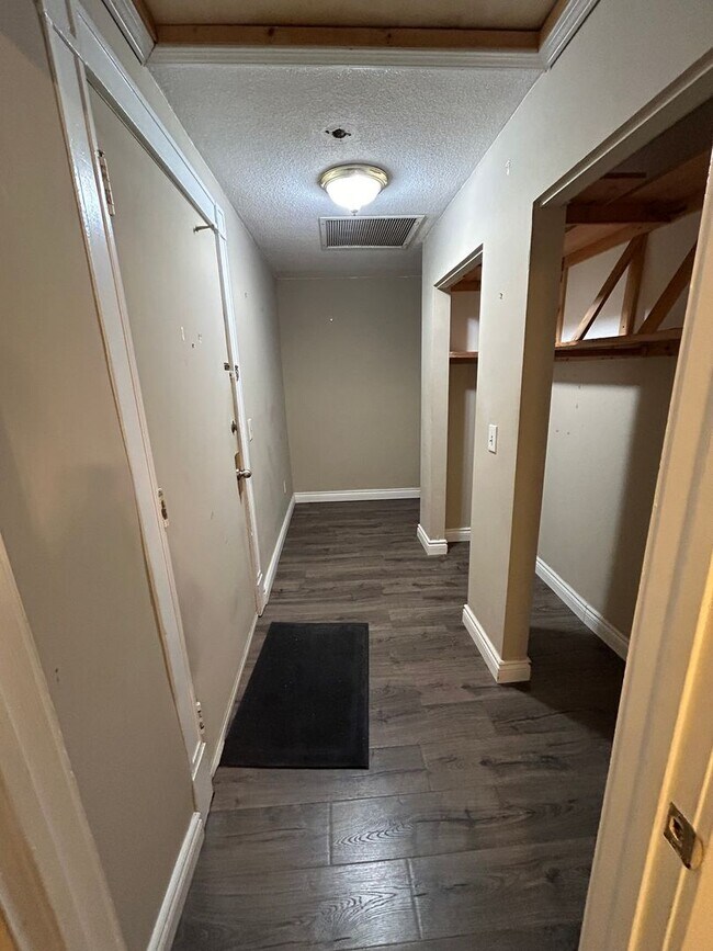 Building Photo - Cozy & Large 2 Bed 1.5 Bath in Lowell!