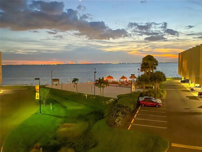 Building Photo - 2506 N Rocky Point Dr