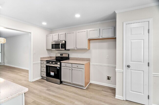 Building Photo - Stylish & Fully Updated 2-Bedroom Townhous...