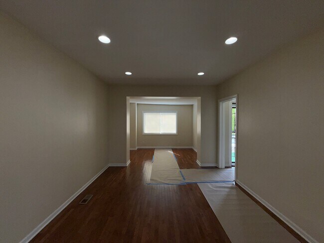 Building Photo - 7423 S St Lawrence Ave
